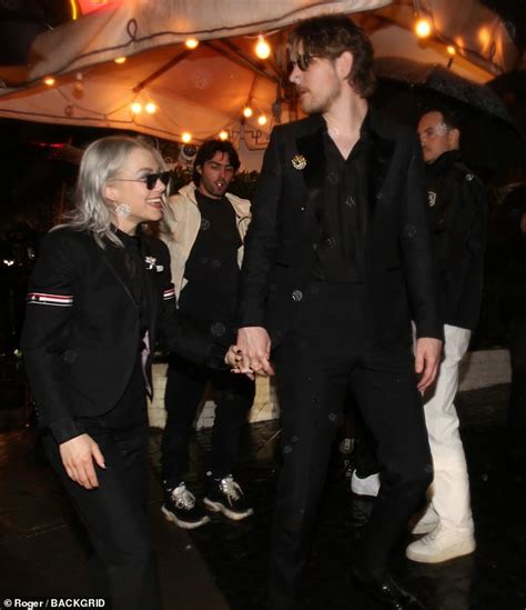 Phoebe Bridgers makes a rare appearance with boyfriend Bo。